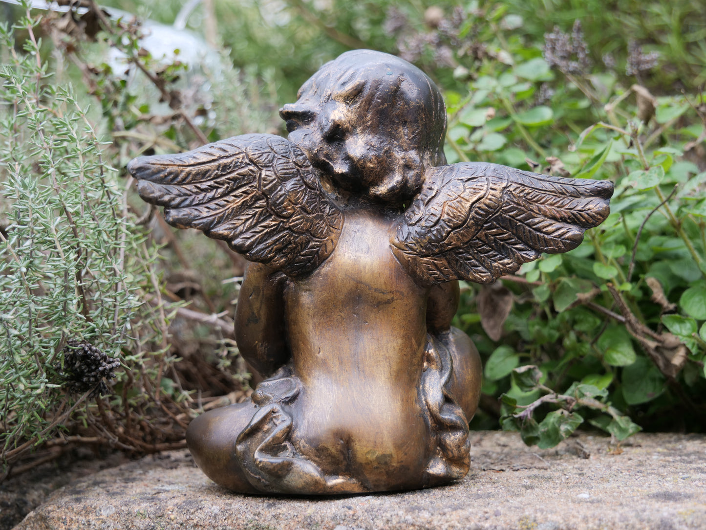 Sitzender Engel aus Messing – detailreich und zeitlos schön