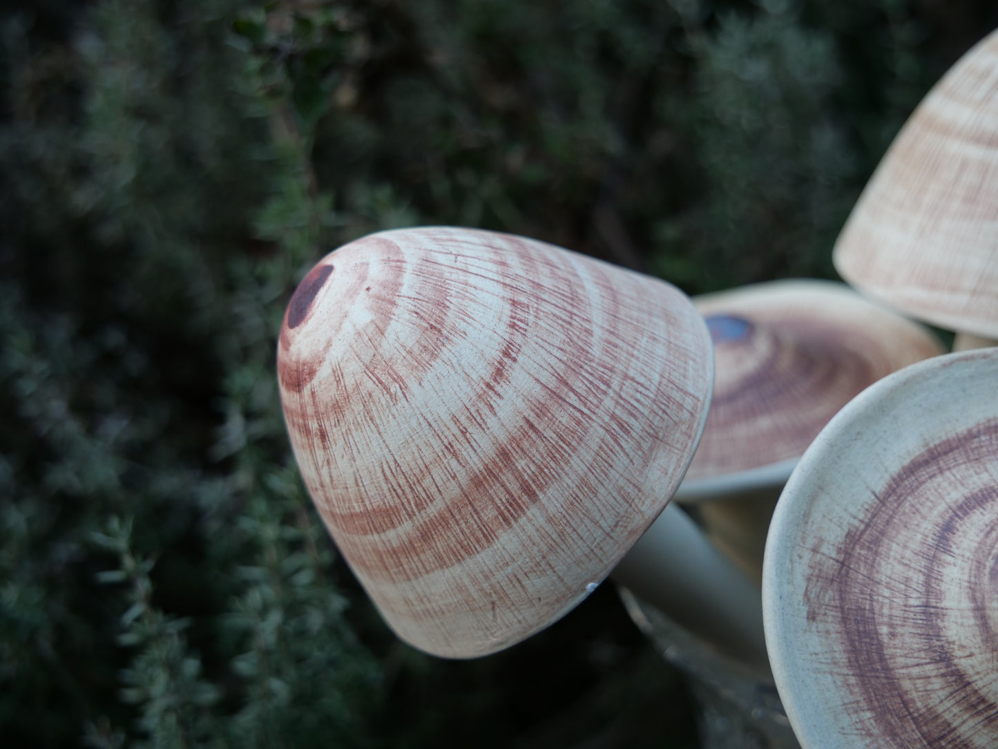 Handgefertigter Keramik-Pilz mit blauer Mitte und natürlicher Maserung, dekorative Gartenfigur für Pflanzenarrangements