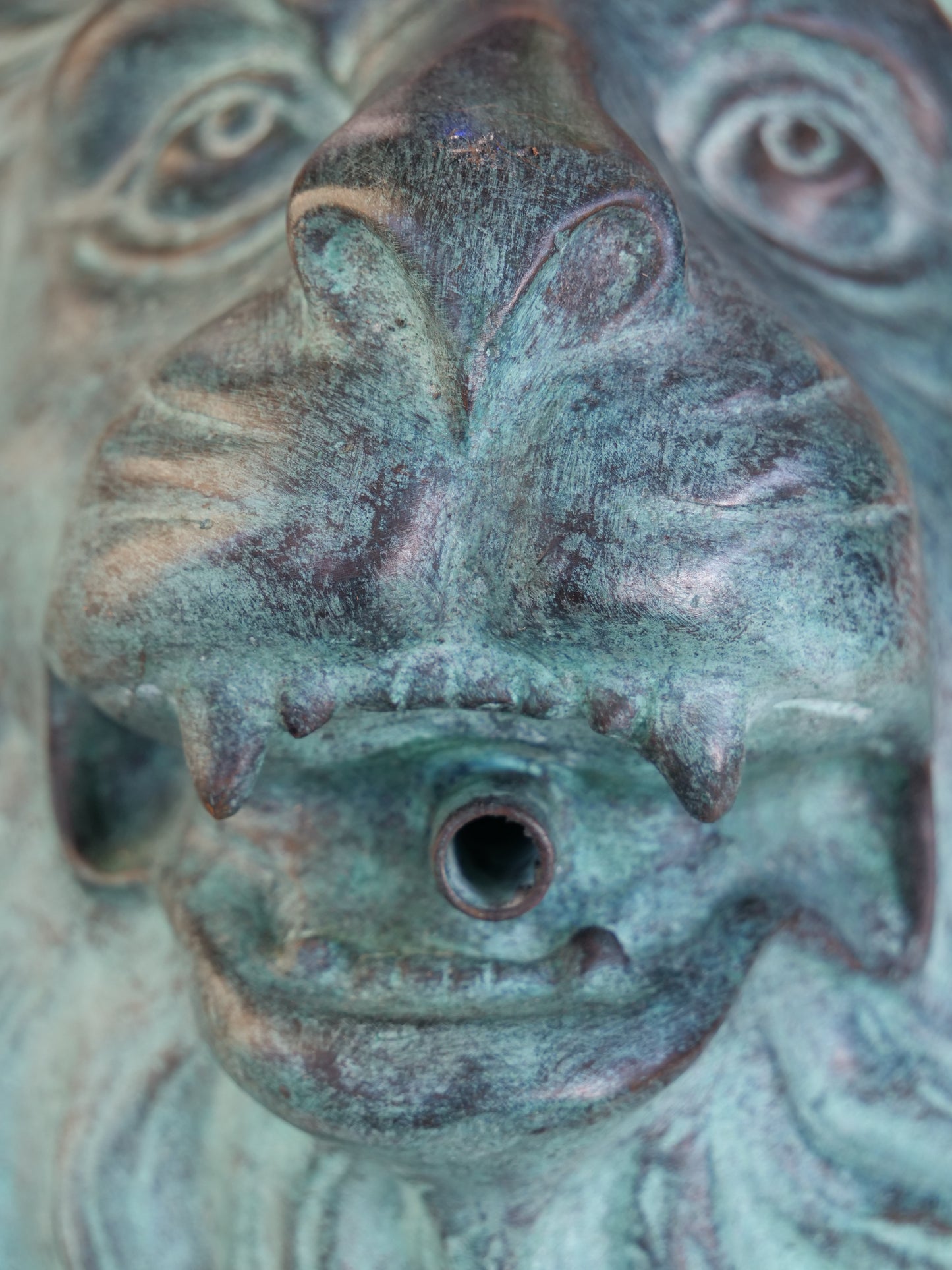 Edler Löwenkopf-Wasserspeier aus Messing, für stilvolle Gartengestaltung und Brunnenanlagen.