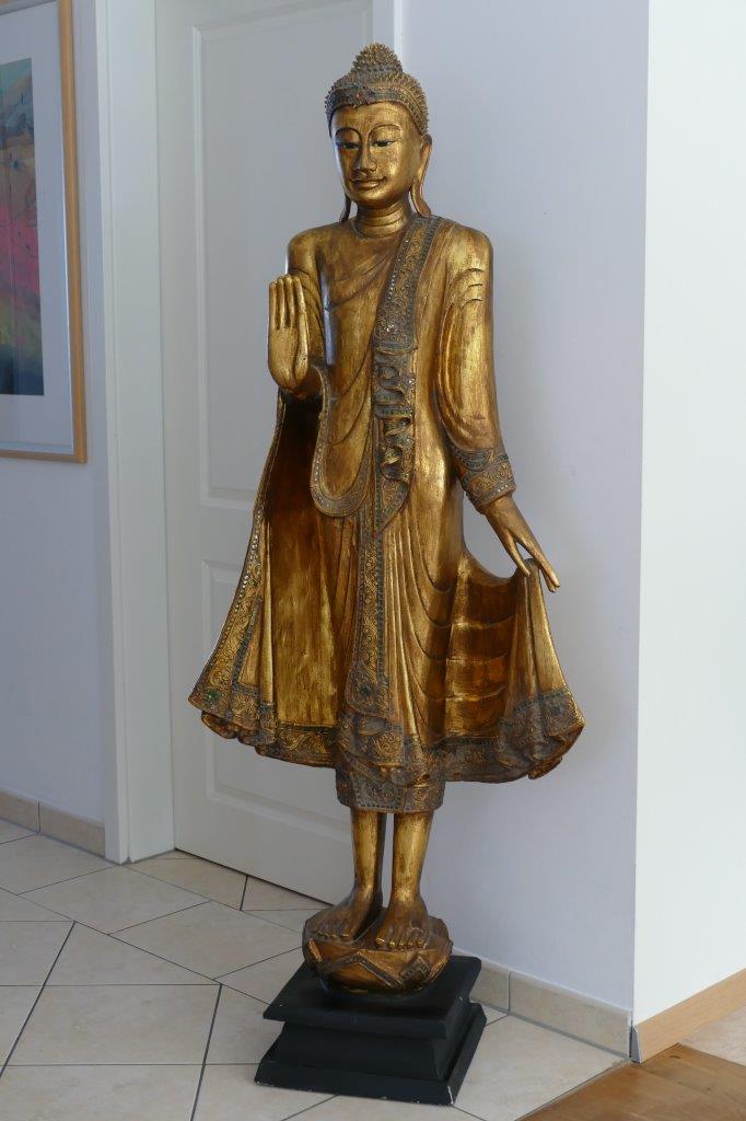 Buddha, golden, stehend, aus Holz