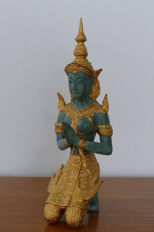 Tempeltänzer kniend