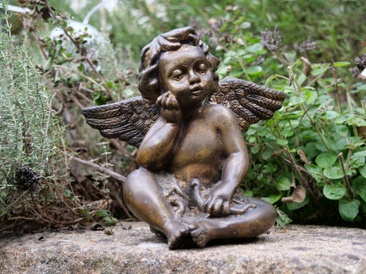 Sitzender Engel aus Messing – detailreich und zeitlos schön