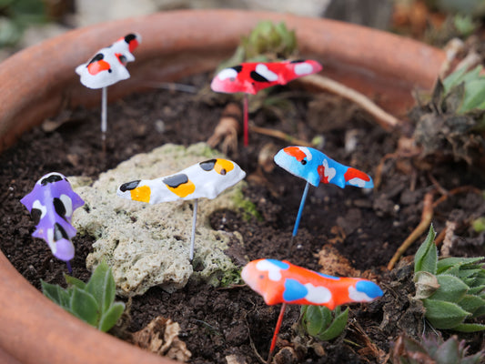 Mehrere handbemalte Koi-Figuren aus Terrakotta auf Stiften, bunte Deko für Miniteiche, Balkon und Garten