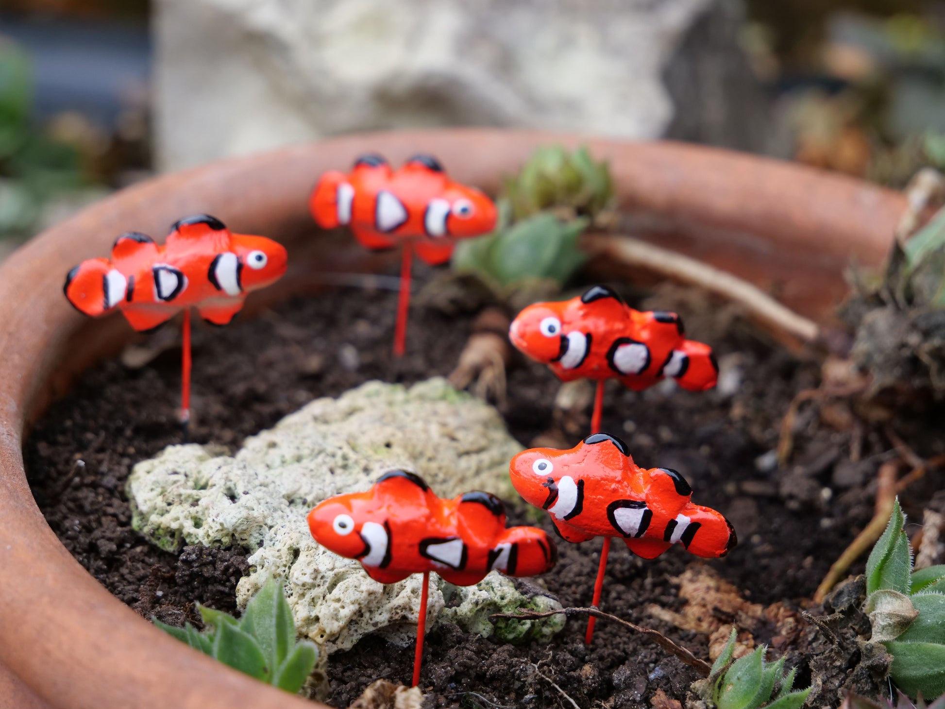 Handbemalte Clownfisch-Figuren aus Terrakotta auf Metallstiften, dekorative Miniteich- und Garten-Deko in leuchtendem Orange
