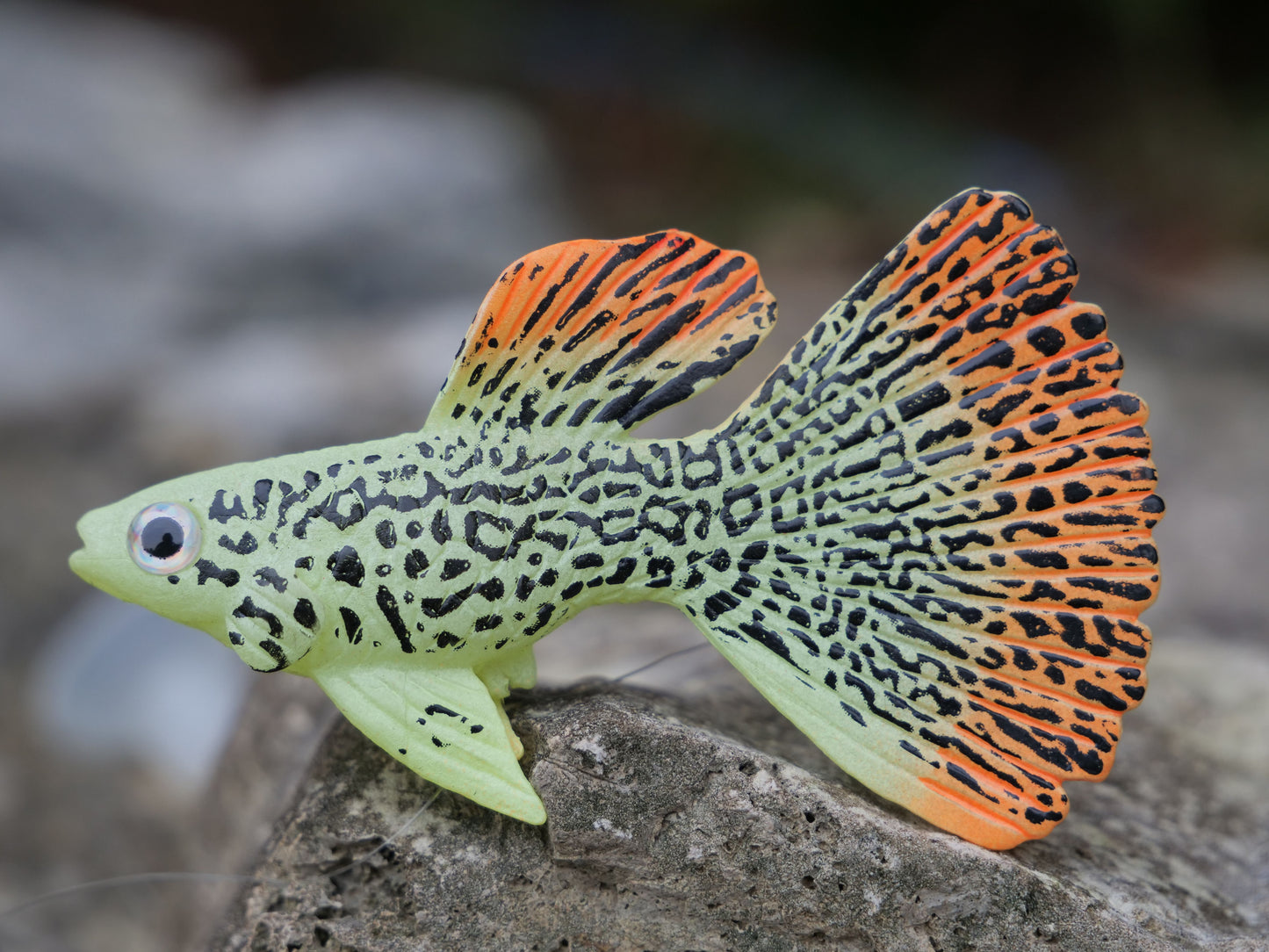 Dekorativer Guppy-Fisch aus Kunststoff, gelb mit schwarzem Muster und oranger Flosse, ideal für Miniteiche und Gartendeko