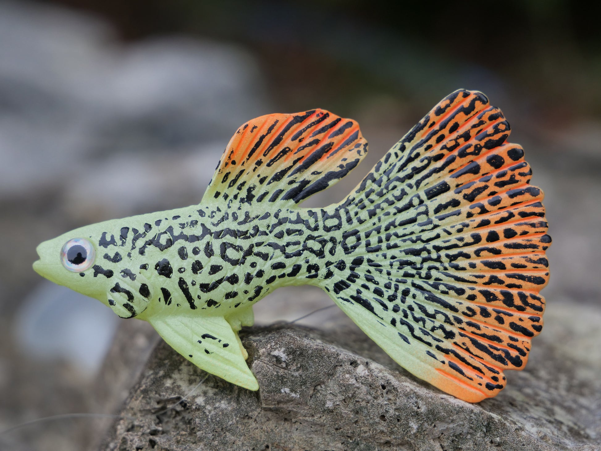 Dekorativer Guppy-Fisch aus Kunststoff, gelb mit schwarzem Muster und oranger Flosse, ideal für Miniteiche und Gartendeko