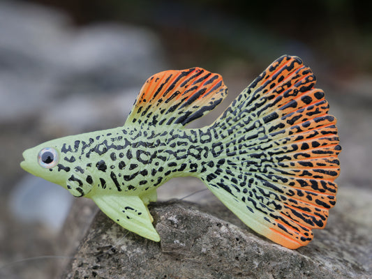 Dekorativer Guppy-Fisch aus Kunststoff, gelb mit schwarzem Muster und oranger Flosse, ideal für Miniteiche und Gartendeko