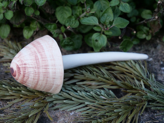 Handgefertigter Keramik-Pilz mit rötlicher Maserung, rustikale Gartendeko für Beete, Balkon und Miniteiche