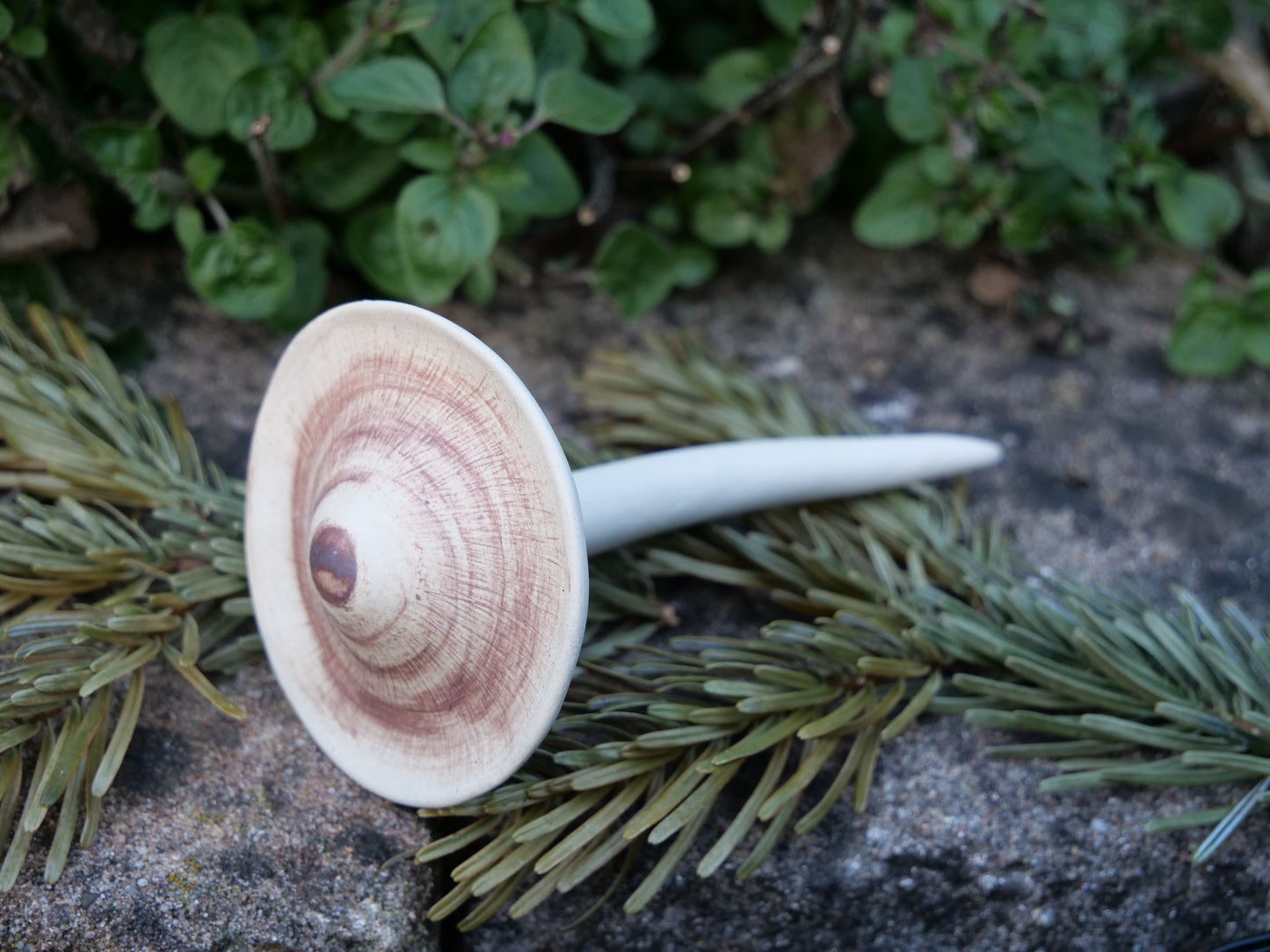 Handgefertigter Keramik-Pilz mit rötlich-brauner Maserung, rustikale Gartendeko für Beete, Balkon und Miniteiche
