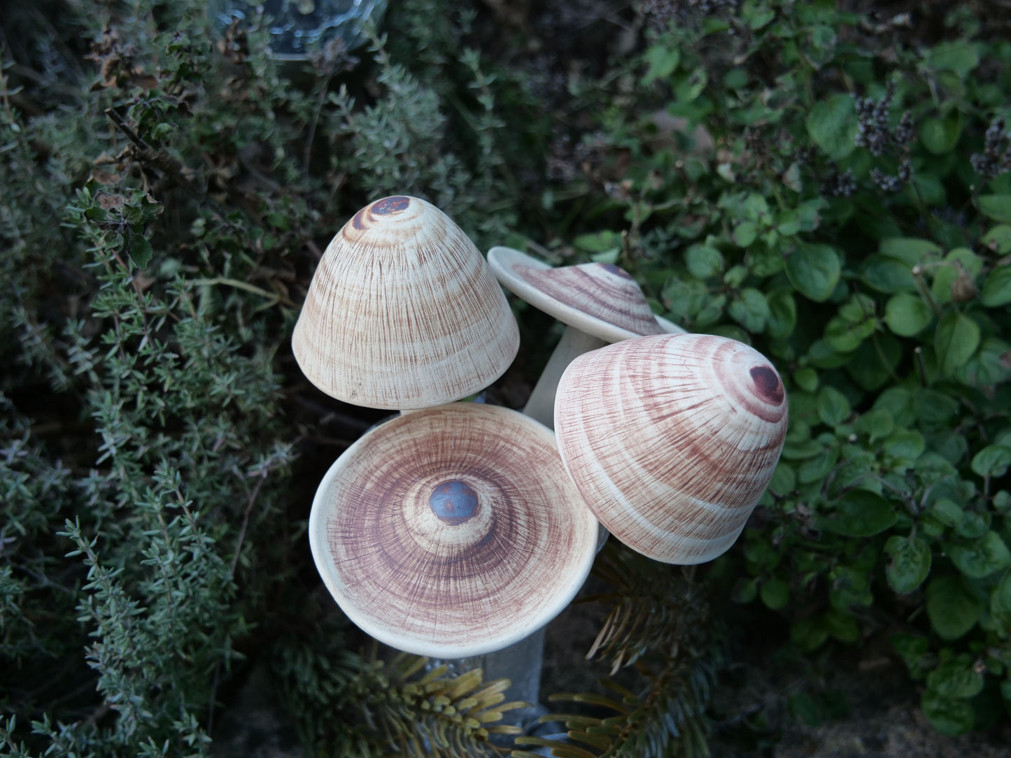 Keramik-Pilz-Set mit drei handgefertigten Pilzen, rustikale Gartendeko mit natürlicher Maserung für Beete und Steingärten