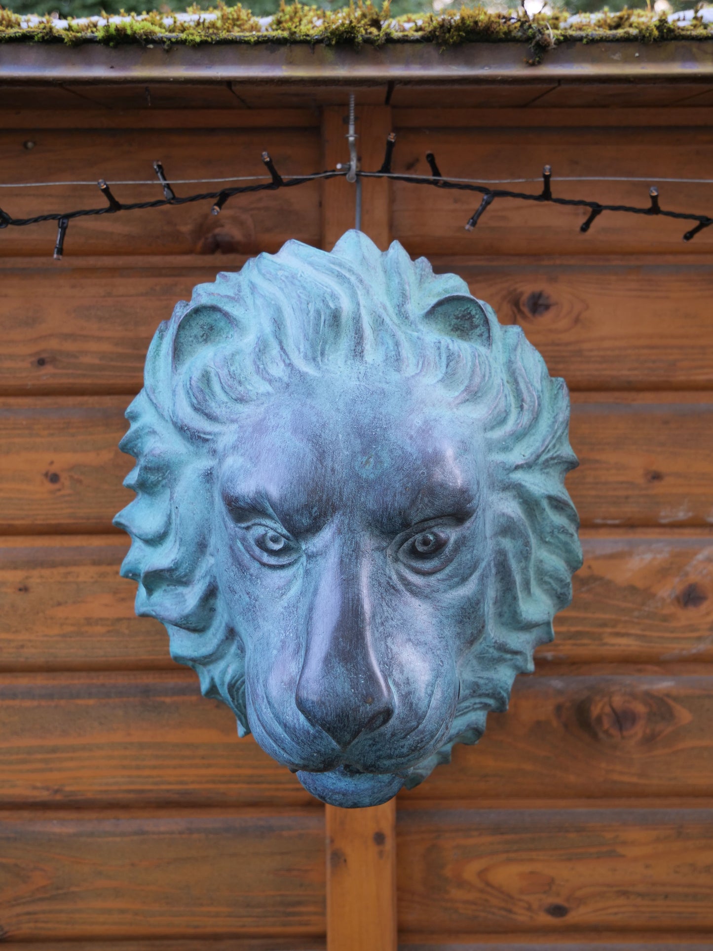 Edler Löwenkopf-Wasserspeier aus Messing, für stilvolle Gartengestaltung und Brunnenanlagen.