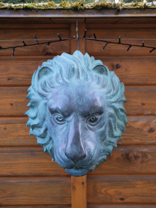Edler Löwenkopf-Wasserspeier aus Messing, für stilvolle Gartengestaltung und Brunnenanlagen.