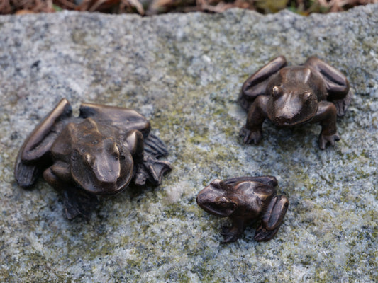 Mystische Gartendeko – Messingfrösche mit edler Patina
