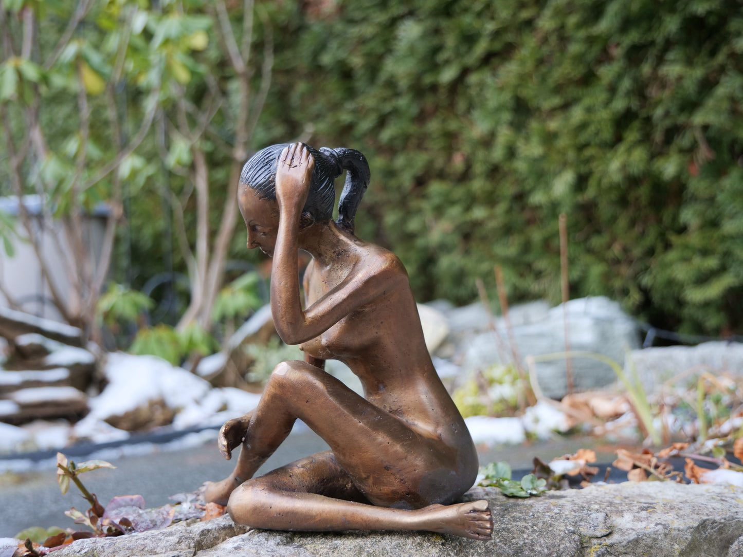 Zeitlose Eleganz – Die Denkende in Messing