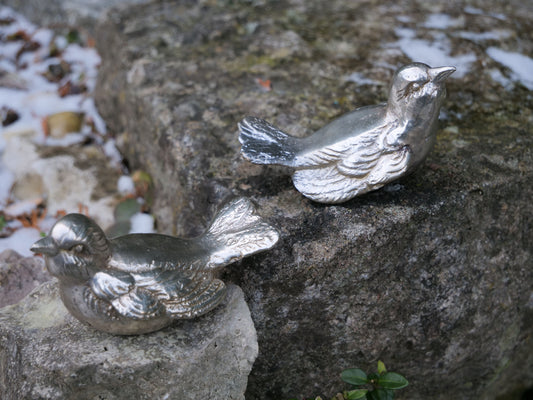 Edles Messingvogel -Paar – detailreich gearbeitet und ideal für Garten, Balkon oder Innenräume.