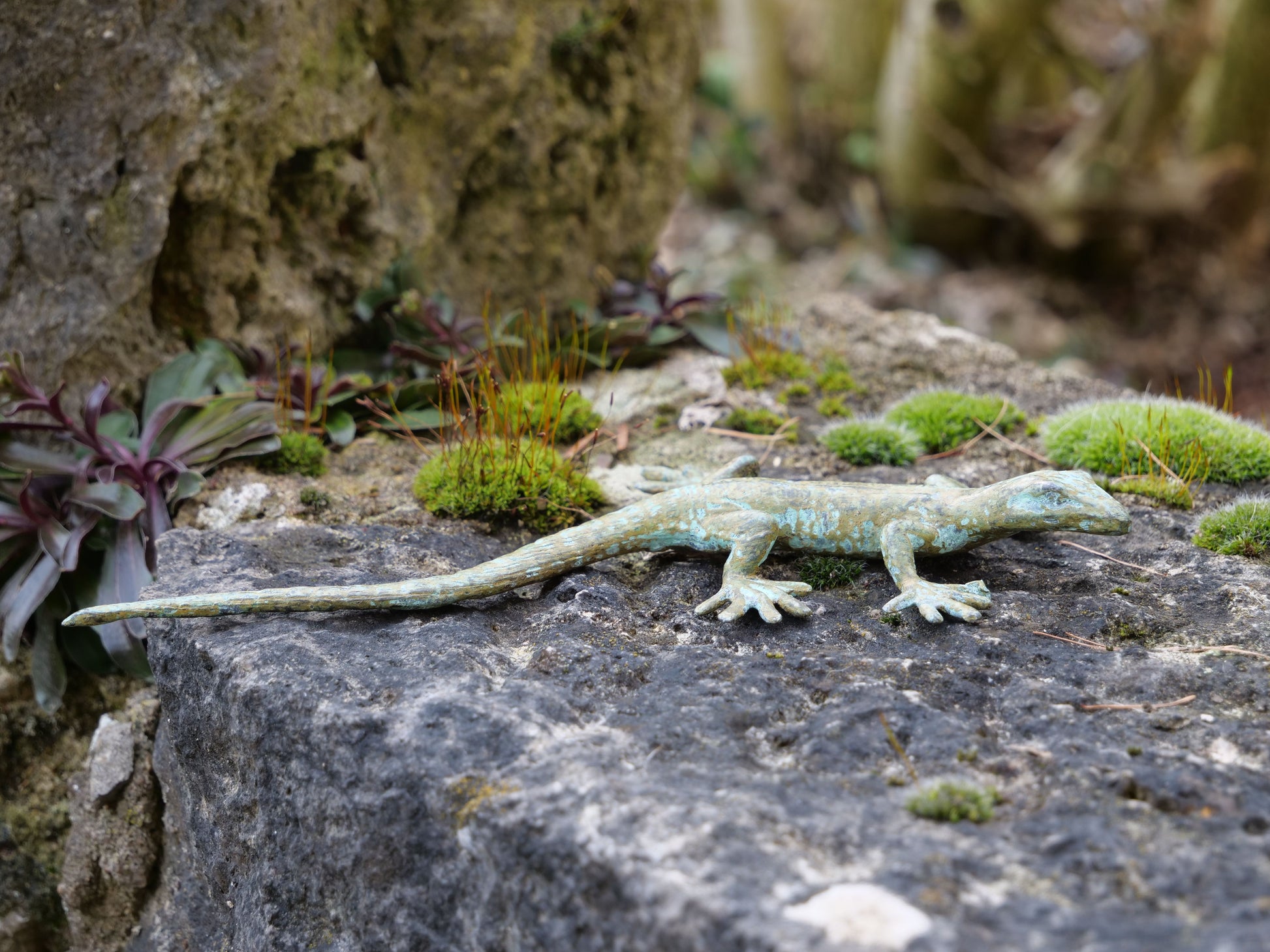 Messing-Gecko auf Felsen mit Moos und Pflanzen, dekorative Gartenfigur für Outdoor und Indoor