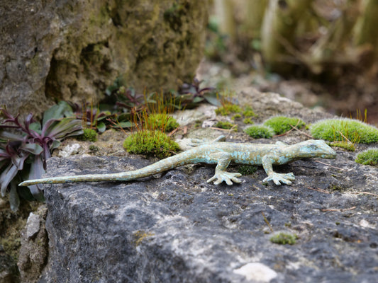Messing-Gecko auf Felsen mit Moos und Pflanzen, dekorative Gartenfigur für Outdoor und Indoor