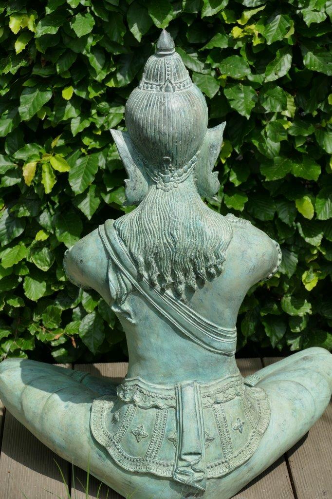 Flötenspieler-Statue aus Messing von hinten, fein gearbeitete Haarstruktur und traditionelle Gewandung