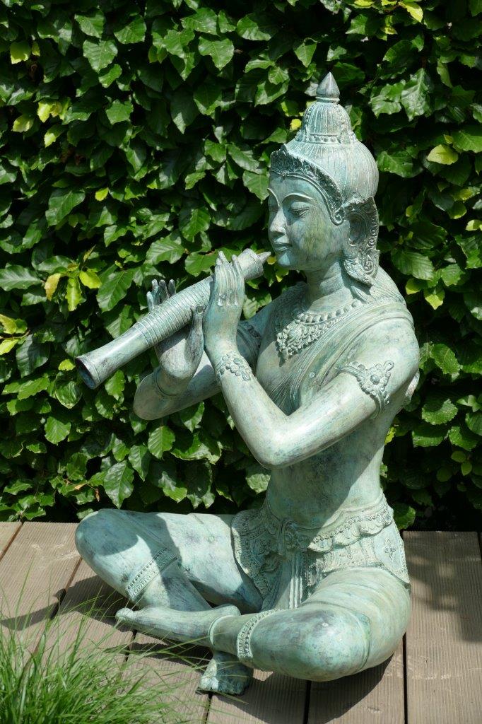 Große Flötenspieler-Statue aus Messing mit grüner Patina, kunstvolle Gartendeko, sitzende Figur mit Flöte