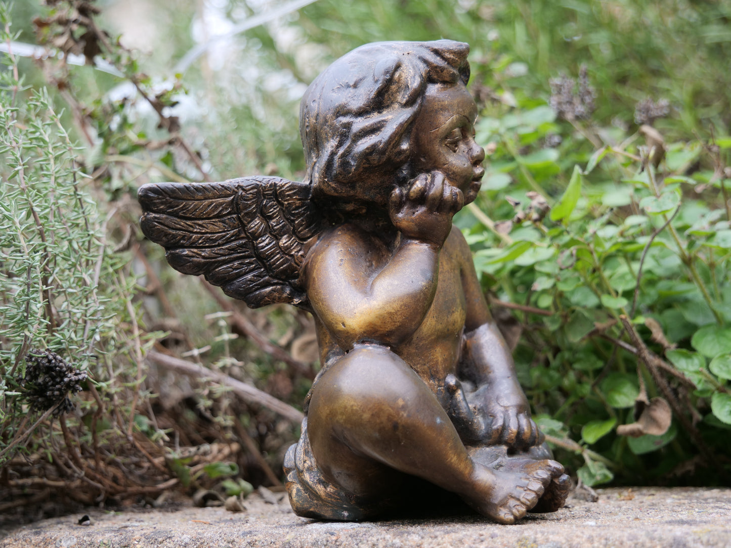Sitzender Engel aus Messing – detailreich und zeitlos schön