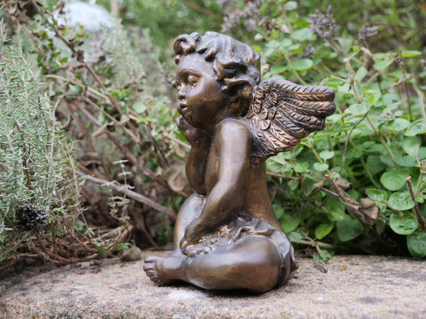 Sitzender Engel aus Messing – detailreich und zeitlos schön