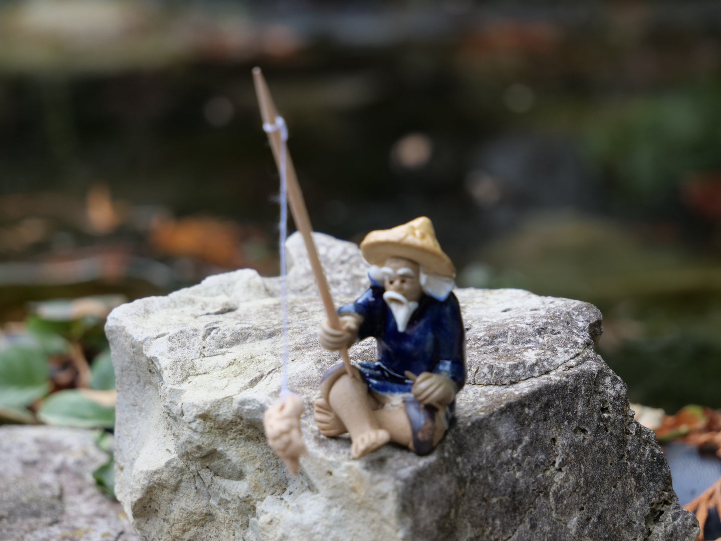 Keramik-Fischerfigur mit Angel und detailliertem Fisch, perfekte Dekoration für Miniteiche, Steingärten und Wassergärten