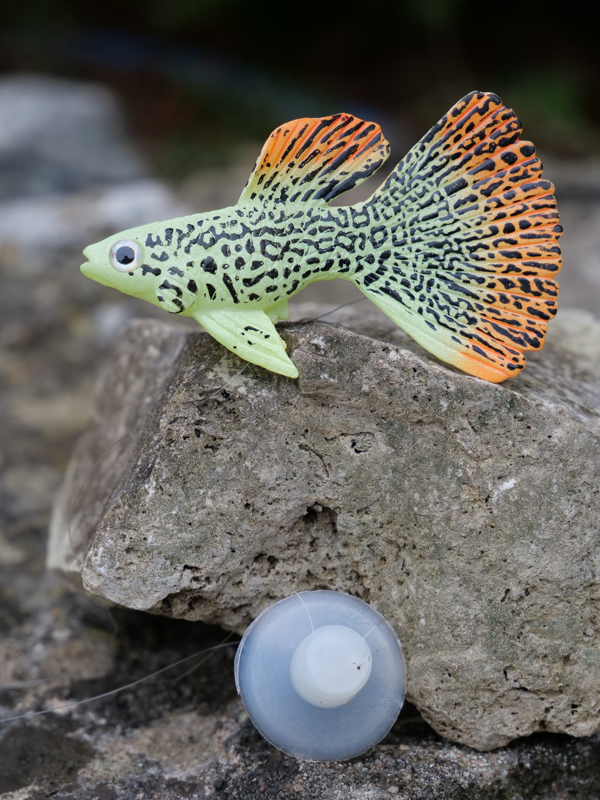 Kunststoff-Guppy mit detaillierter Bemalung, gelb-schwarz mit orangefarbenen Flossen, dekorative Fischfigur für Wasserlandschaften