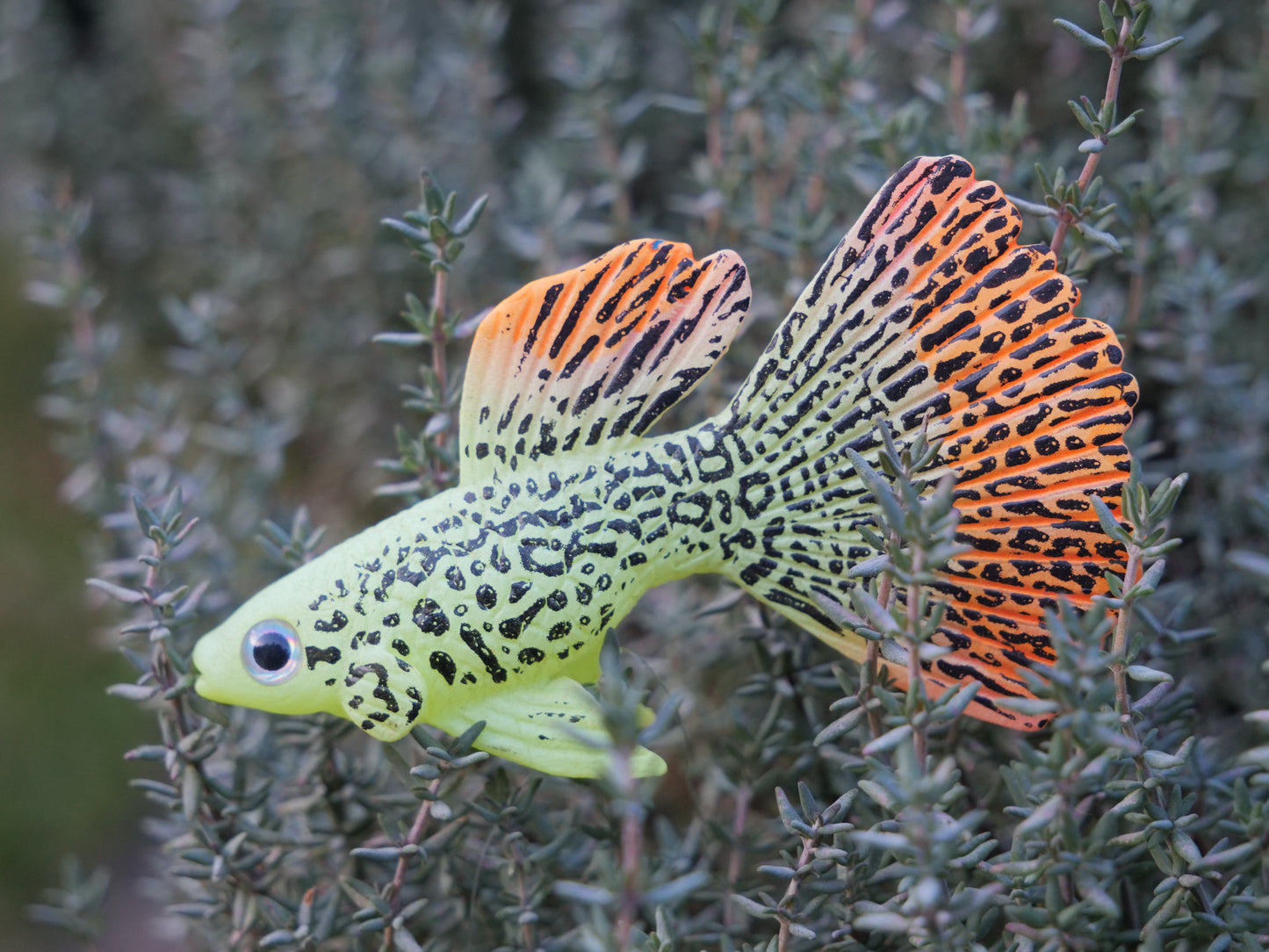 Bunte Guppy-Figur aus Kunststoff mit lebhaften Farben und realistischem Muster, perfekte Dekoration für Miniteiche und Aquaristik-Themen