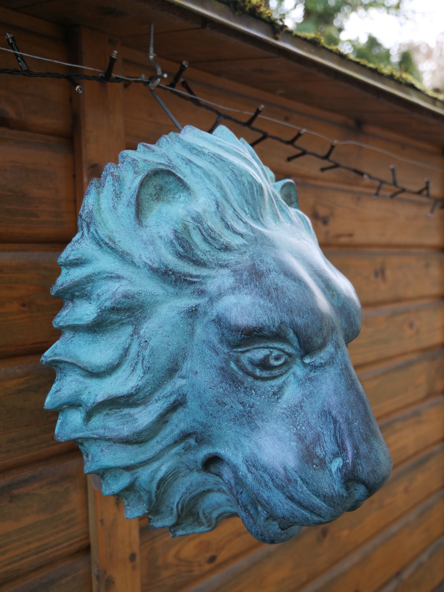 Edler Löwenkopf-Wasserspeier aus Messing, für stilvolle Gartengestaltung und Brunnenanlagen.