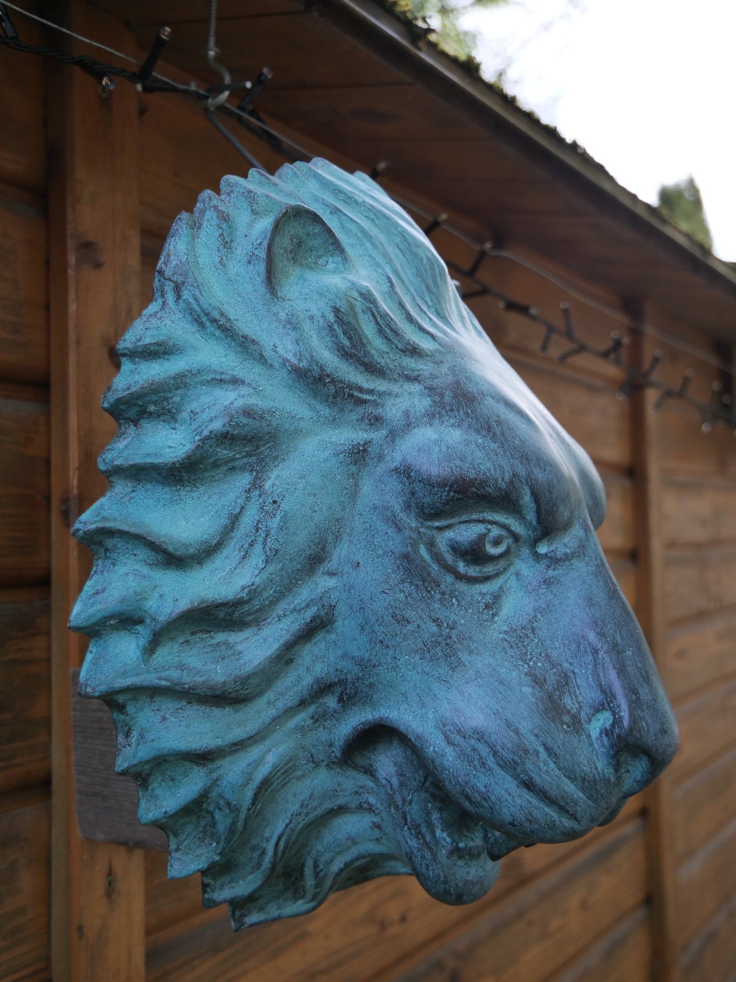 Edler Löwenkopf-Wasserspeier aus Messing, für stilvolle Gartengestaltung und Brunnenanlagen.