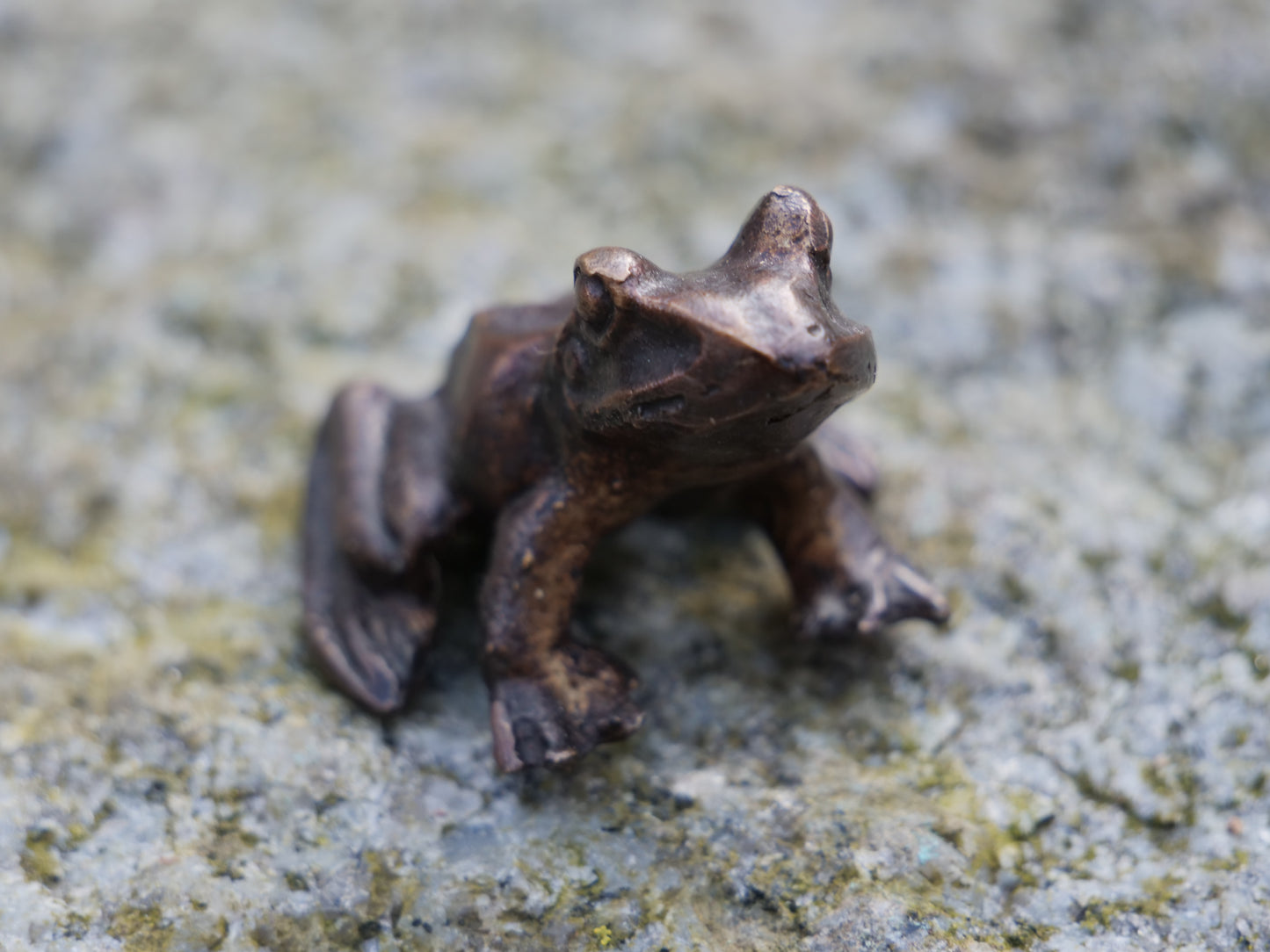 Mystische Gartendeko – Messingfrösche mit edler Patina