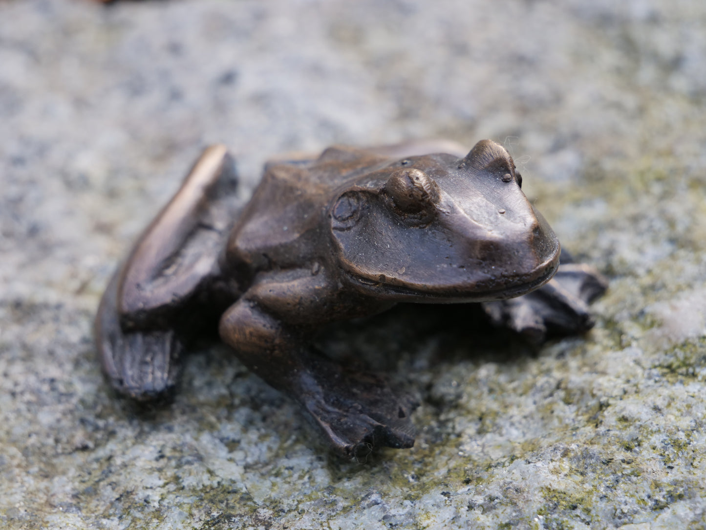 Mystische Gartendeko – Messingfrösche mit edler Patina