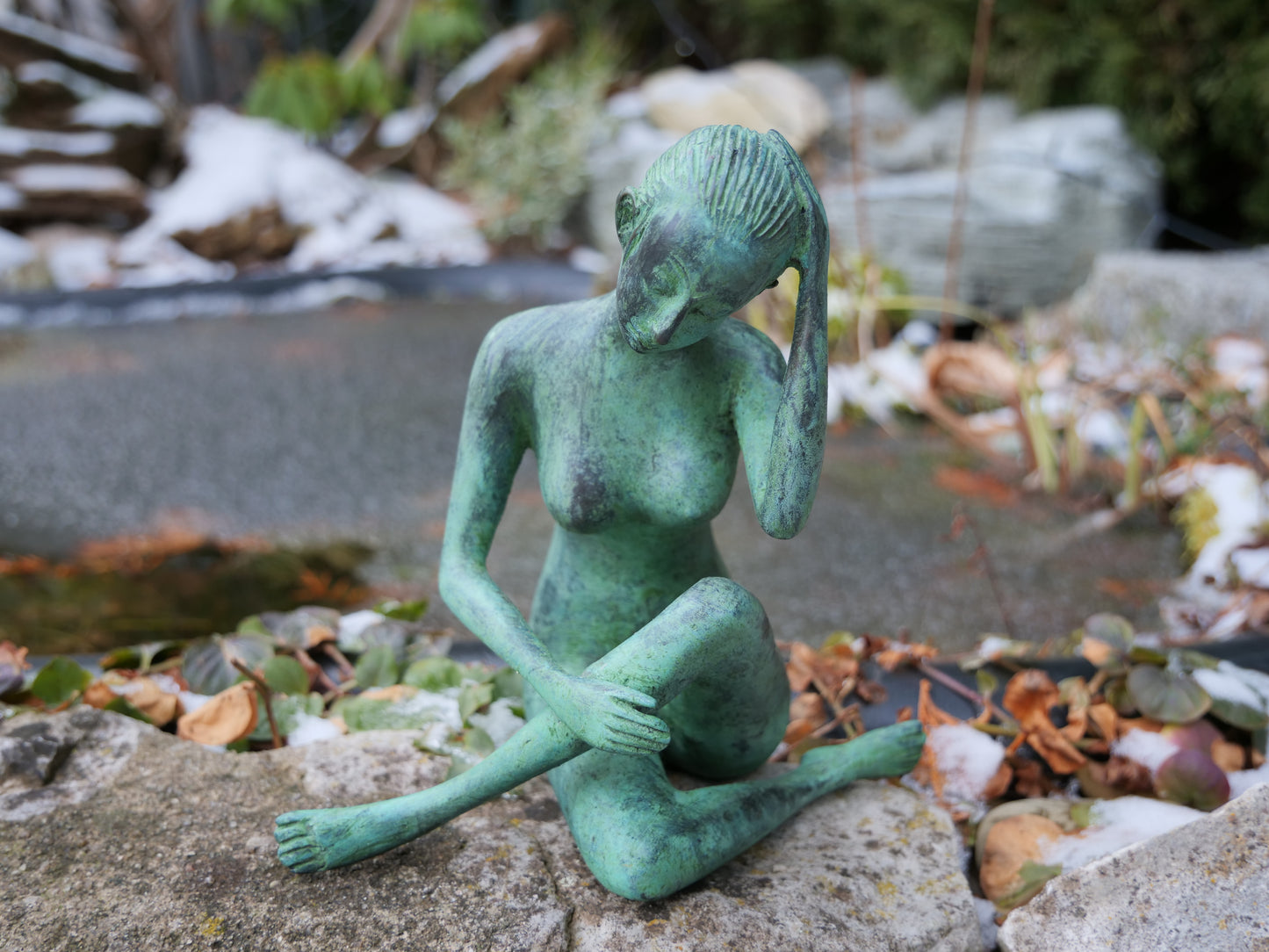 In Gedanken versunken – Edle Messingfigur mit antiker Patina