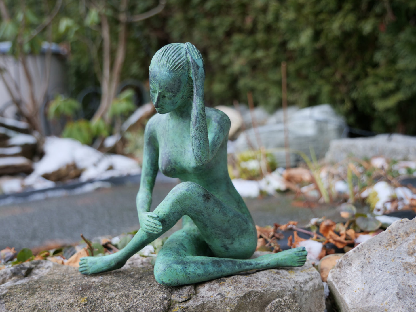 In Gedanken versunken – Edle Messingfigur mit antiker Patina