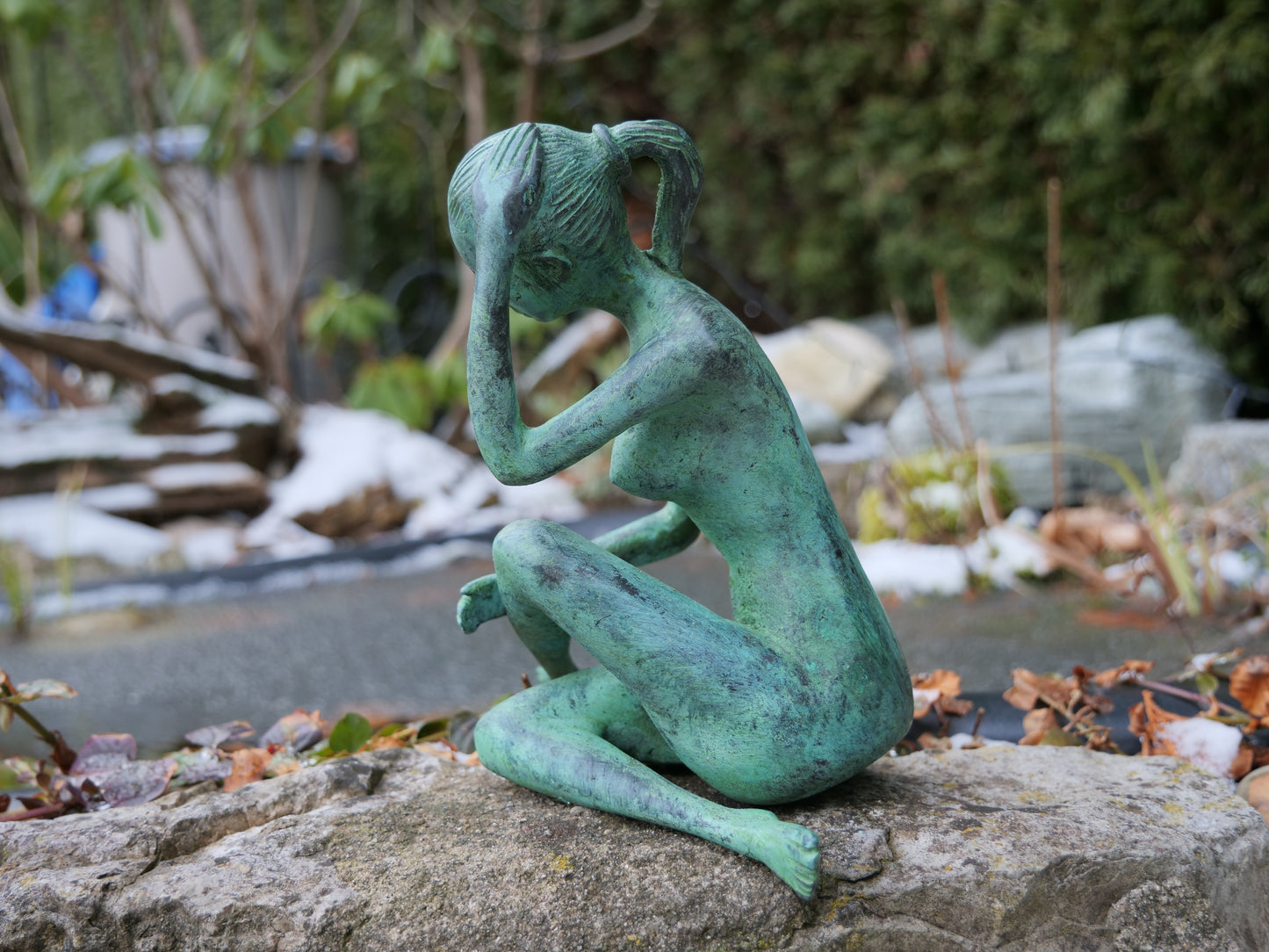 In Gedanken versunken – Edle Messingfigur mit antiker Patina