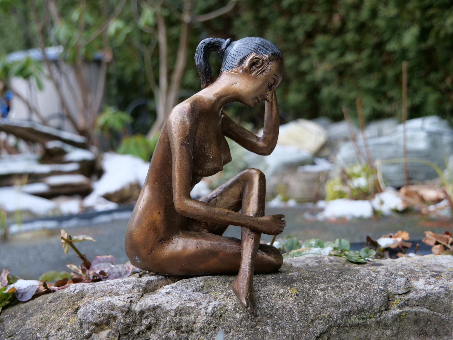 Zeitlose Eleganz – Die Denkende in Messing